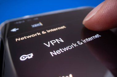 Melbourne, Avustralya - 17 Ekim 2022: Google Pixel 7 Pro üzerinde kurulmuş Android VPN 'nin makro prob lenslerle çekilmiş yakın görüntüsü