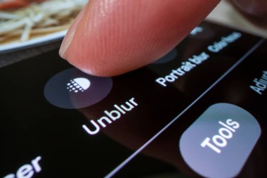 Melbourne, Avustralya - 19 Ekim 2022: Google Pixel 7 Pro 'nun bulanık olmayan işlevini kullanarak makro lens ile çekilmiş bulanık bir fotoğrafı düzeltmenin yakın görüntüsü