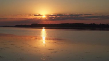 Nehrin üzerinde güzel bir gün batımı.