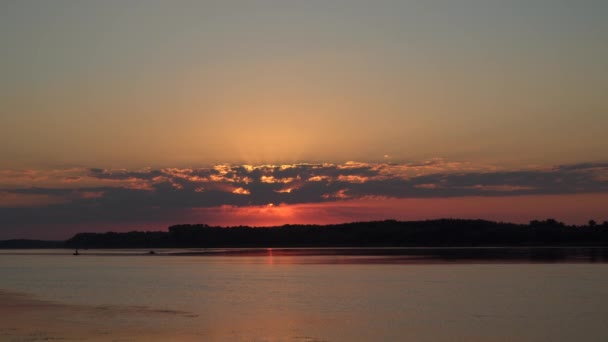 Fantastisk Solnedgång Över Floden Solens Strålar Genom Molnen Fågel Flyger — Stockvideo
