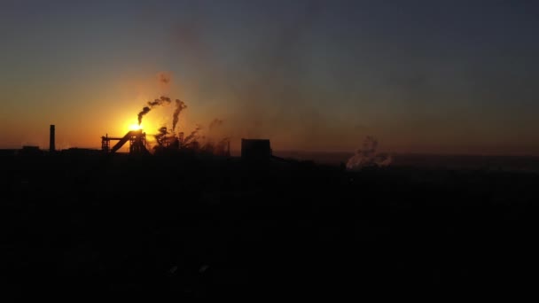 夜明けに空に対する高炉のシルエット 空中風景 — ストック動画