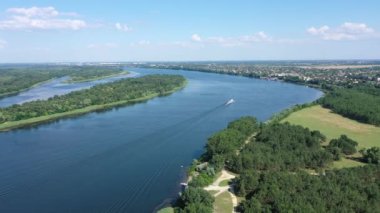 Resimli nehrin havadan görünüşü. Bir gemi nehir boyunca ilerliyor. Dinyeper Nehri Ukrayna