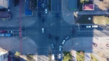 Araba trafiğinin hızlanması ve insanların yoldan geçmesi. Şehir hayatı ya da toplu taşıma kavramı. İnsansız hava aracı üst görünümü
