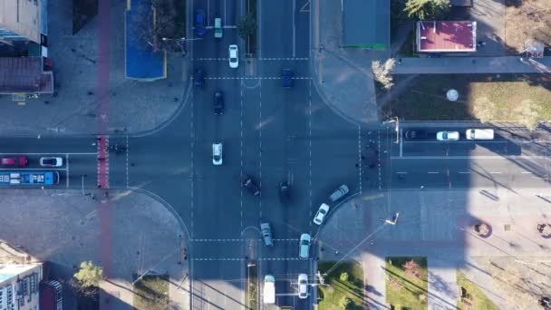 時間の経過車の交通や人々の道路を横断 都市生活や公共交通の概念 ドローン空中トップビュー — ストック動画