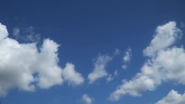 Mavi Gökyüzüne Karşı Beyaz Bulutlar Doğal Arkaplan — Stok video