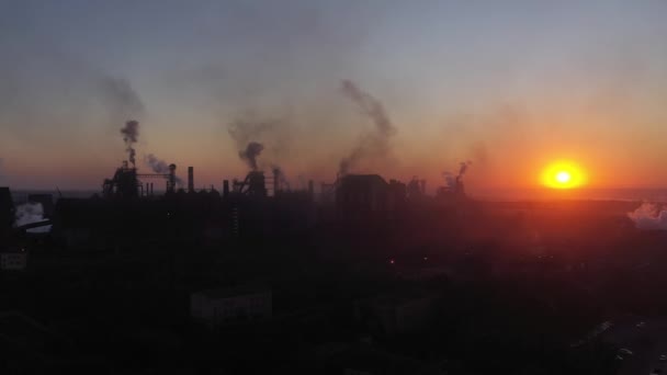 浓雾弥漫 燃烧化石燃料的工业区无人机拍摄 日出时射击 空气污染 鼓风炉的轮廓 — 图库视频影像