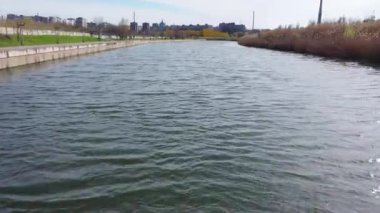 Nehrin üzerinde İHA uçuşu. Nehir şehirde.