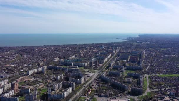 从鸟瞰的角度看海边的城市 你可以看到城市的街道和建筑 乌克兰Mariupol市 — 图库视频影像