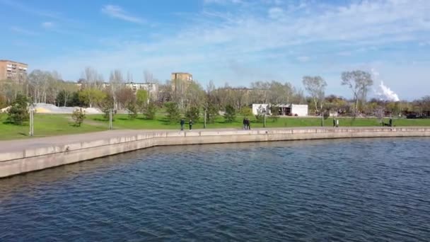 Mariupol Ukraine April 2021 Flussufer Die Menschen Laufen Die Böschung — Stockvideo