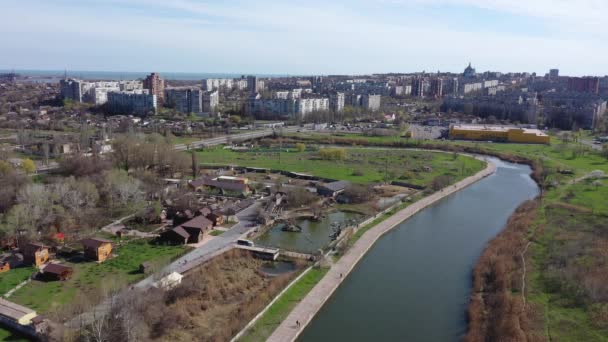 鸟瞰城市的景象 你可以看到城市的街道 河流和建筑 乌克兰Mariupol市 — 图库视频影像
