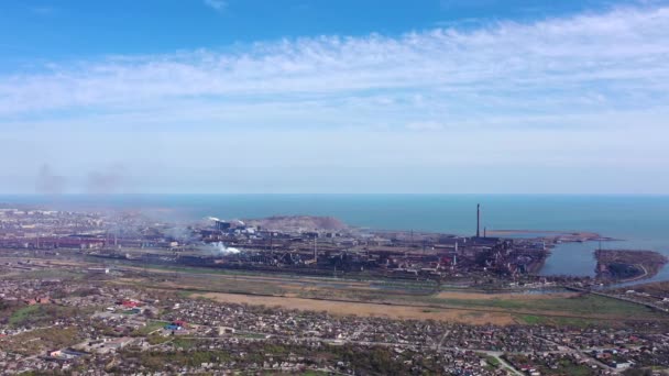 海岸沿いの製鉄所 工場の煙突からの白い煙 空中風景 — ストック動画