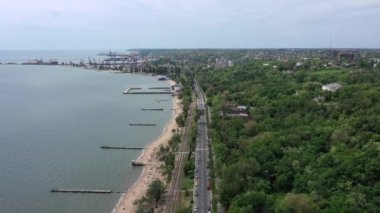 İnsansız hava aracı bakış açısı. Deniz kenarı kasabasının setin panoramik manzarası. Ukrayna 'nın Mariupol kenti Azov Denizi kıyısında yer almaktadır..