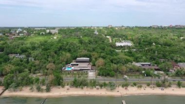 Sahil kasabasının panoramik manzarası. Ukrayna 'nın Mariupol kenti Azov Denizi kıyısında yer almaktadır. Drone bakış açısı.