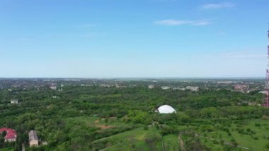 İnsansız hava aracı bakış açısı. Şehrin panoramik manzarası. Ukrayna 'nın Mariupol kenti Azov Denizi kıyısında yer almaktadır.