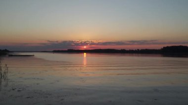 Nehrin üzerinde manzaralı bir günbatımı. Ukrayna 'daki Dinyeper Nehri