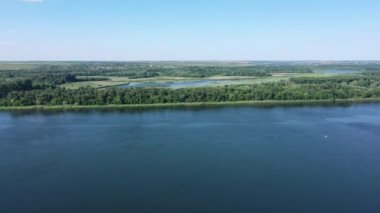 Ukrayna 'daki Dinyeper nehrinin panoramik manzarası. Hava görünümü.