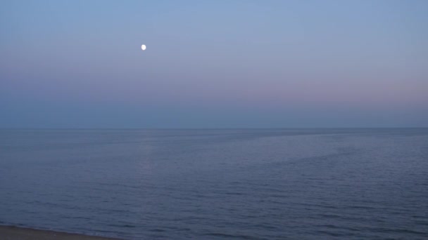 Красивый блестящий лунный путь на поверхности моря — стоковое видео
