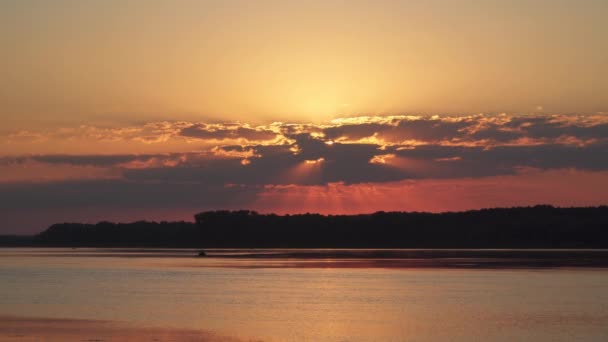 A Dnyeper folyó naplementekor. Egy halász egy csónakban a folyón.. — Stock videók