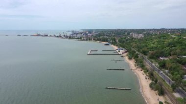 Liman ve kıyı şeridi hava manzarası. Mariupol Ukrayna