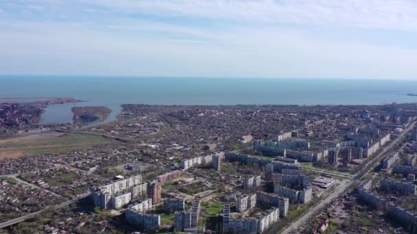 Deniz Kenarı Şehri Kuş Bakışı Deniz Kıyısını Binaları Şehir Sokaklarını — Stok video