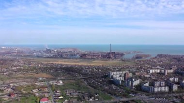 Kuş bakışı bir sanayi şehri.