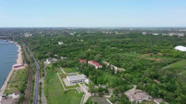 Deniz kıyısında kuş bakışı bir şehir.