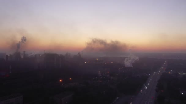 市内の製鉄所の煙とすす 早朝の空中風景 — ストック動画