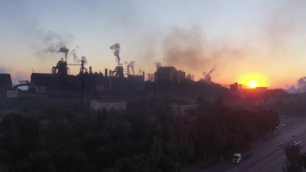 黎明时分 在阳光的映衬下爆炸 空中风景 有害生产和空气污染 — 图库视频影像