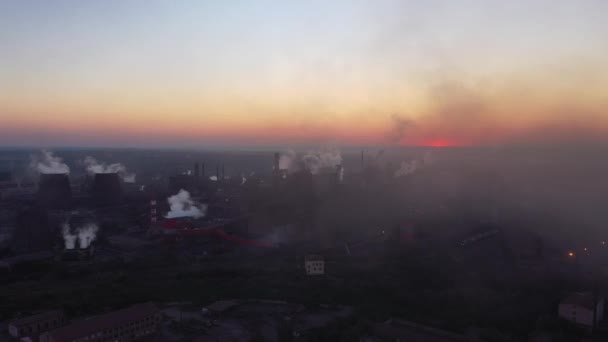 로에서 나오는 연기와 새벽에 공중에서 해로운 생산량 — 비디오
