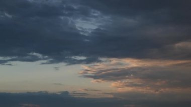 Gün batımında bulutların zamanı. doğal arkaplan