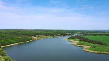 Kuşbakışı bir gölden resim gibi bir gölet. Doğal bahar arkaplanı
