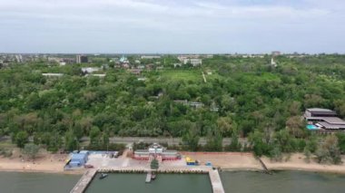 Kuş bakışı bir deniz kıyısında. Mariupol Ukrayna 'daki deniz manzaralı şehir plajına