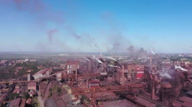 Zehirli bacaların etrafındaki dron gökyüzüne karşı tüp dumanı salıyor. Çelik fabrikası çevreyi kirletir. Mariupol Ukrayna