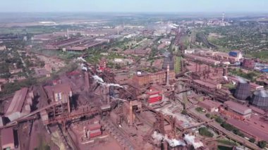 Çelik fabrikası havadan görüntüsü. Fırınları patlatın. Mariupol Ukrayna
