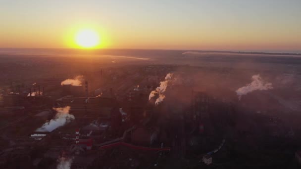 Légi Felvétel Egy Kohászati Üzem Pora Füstje Környezetszennyezés Acélgyár Hajnalban — Stock videók