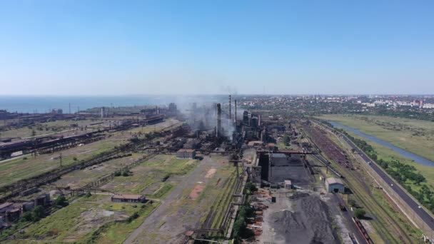 Milieuvervuiling Staalfabriek Ligt Aan Kust Bij Rivier Luchtfoto Mariupol Oekraïne — Stockvideo
