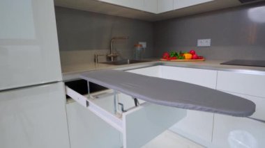 Geri çekilebilir gri ütü masası. kaydıracı ileri taşıyor