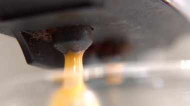 Dispenser 'dan taze sade kahve dökülüyor. Makro Yavaş Çekim