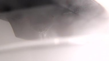 Ev yapımı kahve makinesi sıcak sütü bardağa doldurur.. 