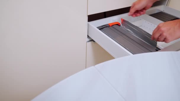 Dispositivos para cortar película de alimentos y papel de aluminio dentro de un cajón en la cocina — Vídeos de Stock
