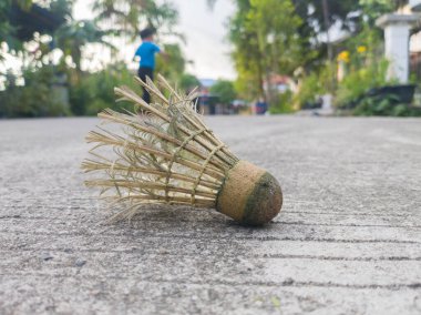 Kirli, eski ve hasarlı mekik penisleri hala köydeki çocuklar tarafından kullanılıyor çünkü onlar pahalı ve nadir bulunan, seçici bir odak noktası.