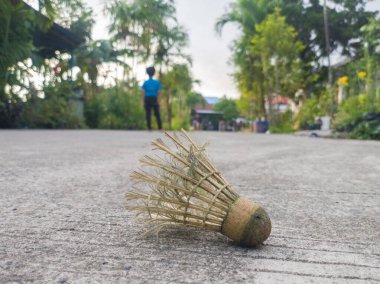 Kirli, eski ve hasarlı mekik penisleri hala köydeki çocuklar tarafından kullanılıyor çünkü onlar pahalı ve nadir bulunan, seçici bir odak noktası.