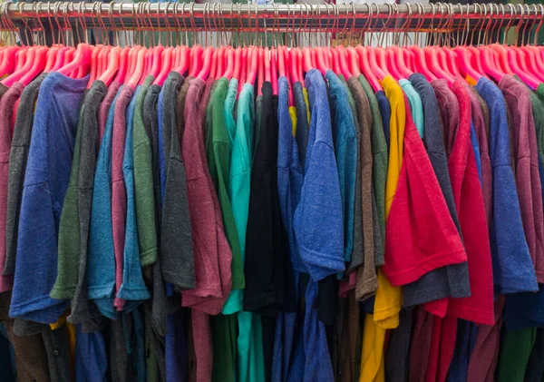 Roupas Coloridas Penduradas Para Venda Preços Com Desconto Todos Principais — Fotografia de Stock