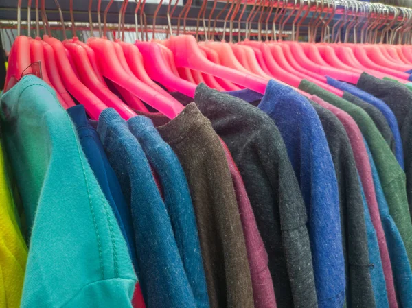 Roupas Coloridas Penduradas Para Venda Preços Com Desconto Todos Principais — Fotografia de Stock