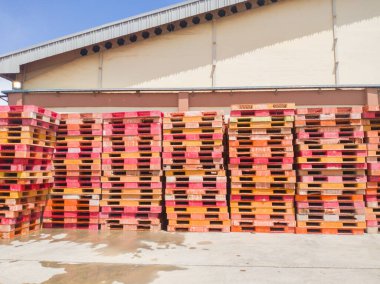 Endüstriyel plastik paletler yığını