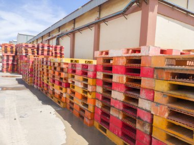 Endüstriyel plastik paletler yığını