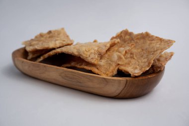 Tempeh, Endonezya kökenli geleneksel bir soya ürünüdür ve tahtadan bir tabakta un ile kaplıdır..