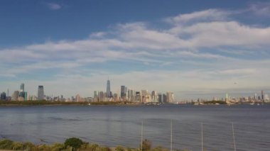 Günbatımından önce Özgürlük Heykeli ile New York silüeti 