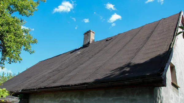 Eski harabe çatı yenileme için hissetti