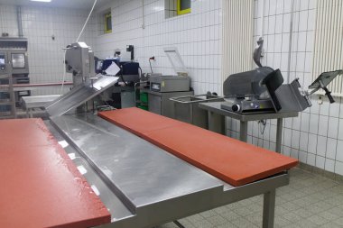 Endüstriyel bir mutfakta ürünleri işlemek için masa.